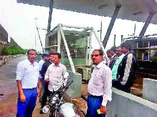 Pimpalgaon toll placards behave in disgraceful manner with Tahsildars | पिंपळगाव टोल नाक्यावरील कर्मचाऱ्यांची तहसीलदारांशी अपमानास्पद वर्तणूक Pimpalgaon toll placards behave in disgraceful manner with Tahsildars | पिंपळगाव टोल नाक्यावरील कर्मचाऱ्यांची तहसीलदारांशी अपमानास्पद वर्तणूक