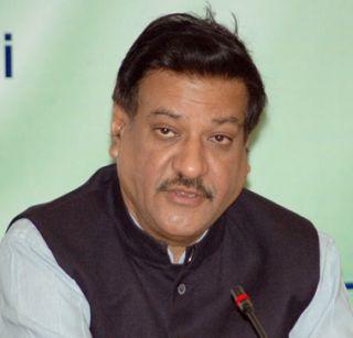 NCP's joining BJP to cover scams - Prithviraj Chavan | घोटाळे झाकून ठेवण्यासाठी राष्ट्रवादीची भाजपाशी हातमिळवणी - पृथ्वीराज चव्हाण