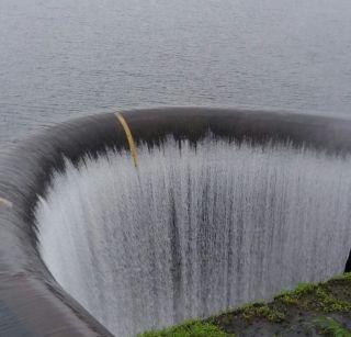 Goa - Salaavali dam is full, crowd of tourists to see the reservoir | गोवा - साळावली धरण भरले, जलनक्षी पाहण्यासाठी पर्यटकांची गर्दी