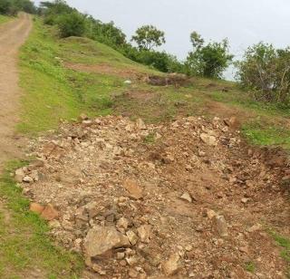 Continuing the digging again in the highly susceptible area of ​​Lonar | लोणार सरोवरातील अतिसंवेदनशील क्षेत्रात पुन्हा खोदकाम सुरू