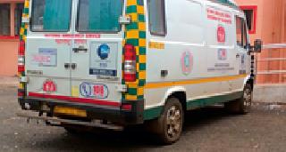 Standing 108 ambulances without the need for tires | टायरअभावी १०८ रुग्णवाहिका उभ्या Standing 108 ambulances without the need for tires | टायरअभावी १०८ रुग्णवाहिका उभ्या