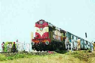 Waiting for Pune-Bhusawal Express stoppage | पुणे-भुसावळ एक्स्प्रेसच्या थांब्यासाठी प्रतीक्षा Waiting for Pune-Bhusawal Express stoppage | पुणे-भुसावळ एक्स्प्रेसच्या थांब्यासाठी प्रतीक्षा