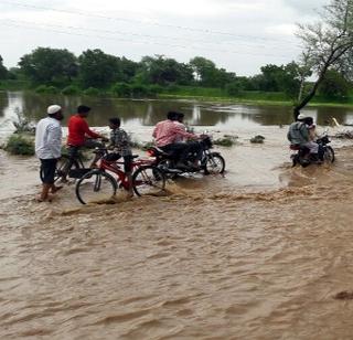 Haleighali's turf floods the River Jaleshwar | हिंगोलीतल्या कुरूंद्याच्या जलेश्वर नदीला पूर