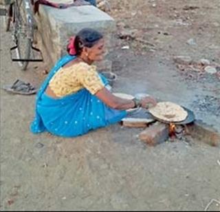 The kitchen of the tribal hostel cooked on the street | आदिवासी वसतिगृहातील विद्यार्थ्यांनी रस्त्यावर शिजवला स्वयंपाक