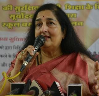 Break the rape only and see it - Anuradha Paudwal | बलात्काऱ्यांना दिसेल तिथेच फोडून काढा - अनुराधा पौडवाल