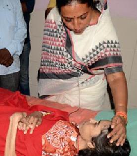 Seeing Jayashree | जयश्रीला पाहून आ.ठाकूर गहिवरल्या Seeing Jayashree | जयश्रीला पाहून आ.ठाकूर गहिवरल्या