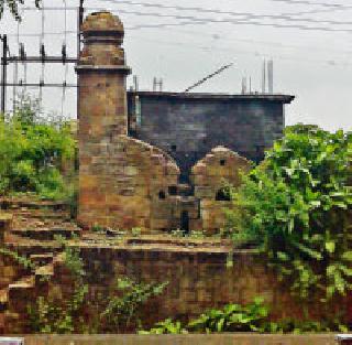 Citizen's initiative for the destroyed fort | उद्ध्वस्त किल्ल्यासाठी नागरिकांचा पुढाकार