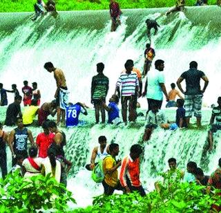 Tourists roam around Amboli dam | आंबोली धरणावर पर्यटकांची तुफान गर्दी