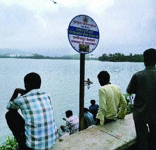 Fisheries fishing in Powai lake | नियम धाब्यावर बसवून पवई तलावात मासेमारी