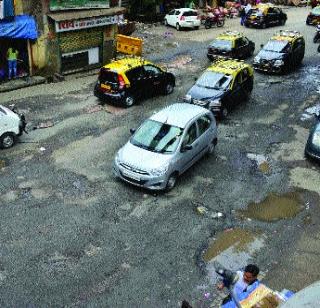 Diseases of the potholes on the Zarbai Wadia route | जेरबाई वाडिया मार्गाला खड्ड्यांचा आजार