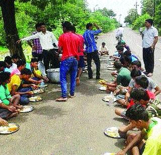 Adivasis students cooked on the street | आदिवासी विद्यार्थ्यांनी रस्त्यावर केला स्वयंपाक