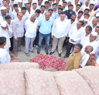 Lasalgaon - For the first time since 1985, onion auction with bagi first | लासलगाव - १९८५ नंतर प्रथमच गोणीसह कांदा लिलाव