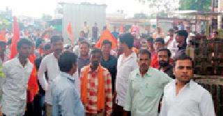 Gangatkheda 'bull market' youths evaporated | गांगरखेड्याचा ‘बैलबाजार’ युवकांनी उधळला Gangatkheda 'bull market' youths evaporated | गांगरखेड्याचा ‘बैलबाजार’ युवकांनी उधळला