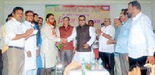 Congress kept the Muslim community away from the flow | काँग्रेसने मुस्लीम समाजाला प्रवाहापासून दूर ठेवले Congress kept the Muslim community away from the flow | काँग्रेसने मुस्लीम समाजाला प्रवाहापासून दूर ठेवले