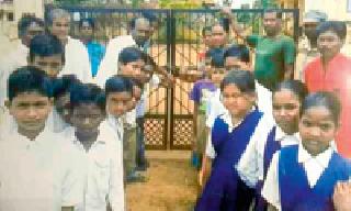 Bhavan Lock locks in the school | ग्रामस्थांनी भगवानपूर जि.प. शाळेला ठोकले कुलूप Bhavan Lock locks in the school | ग्रामस्थांनी भगवानपूर जि.प. शाळेला ठोकले कुलूप