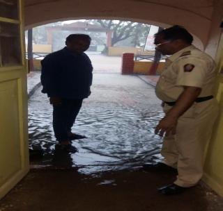 Police water in the rain water! | पोलीस ठाण्यात शिरले पावसाचे पाणी !