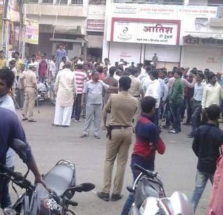 Clashes between two groups in Budhwar Peth in Solapur | सोलापुरातल्या बुधवार पेठेत दोन गटांमध्ये हाणामारी