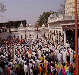 Banjara brothers 'Kashi' towards development! | बंजारा बांधवांची ‘काशी’ विकासाच्या दिशेने! Banjara brothers 'Kashi' towards development! | बंजारा बांधवांची ‘काशी’ विकासाच्या दिशेने!