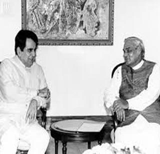 Dilip Kumar's help from Vajpayee in Kargil war | कारगिल युद्धात वाजपेयींनी घेतली होती दिलीप कुमारांची मदत