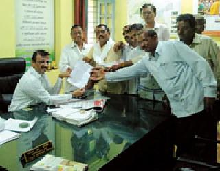 Stamp vendors, document writers strike | मुद्रांक विक्रेते, दस्तऐवज लेखक संपावर Stamp vendors, document writers strike | मुद्रांक विक्रेते, दस्तऐवज लेखक संपावर