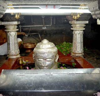 Silver sculptures of the sacred pillars of Jyotirlinga | ज्योतिर्लिंगाच्या गर्भगृहाच्या खांबांना चांदीचा वर्ख