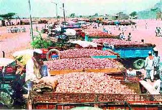 Onion Auction Method: Farmers question in the district | कांदा लिलाव पद्धत : जिल्ह्यातील शेतकऱ्यांचा सवाल Onion Auction Method: Farmers question in the district | कांदा लिलाव पद्धत : जिल्ह्यातील शेतकऱ्यांचा सवाल