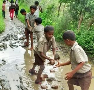 The key of the little finger: the muddy road went dry | चिमुकल्या हातांची किमया : चिखलमय रस्ता झाला सुखमय