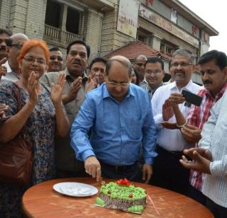 Celebrate 91rd birthday of Pune railway station ... | पुणे रेल्वे स्टेशनचा ९१वा वाढदिवस साजरा...