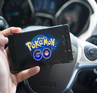 'Pokémon Go' records first accident in Mumbai, Mercedes hit by auto rickshaw | 'पोकेमॉन गो' मुळे मुंबईत पहिल्या अपघाताची नोंद, मर्सिडीजला रिक्षाची धडक