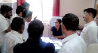 At Chandurrelel, the ruling party corporators were against the Chief Officer | चांदूररेल्वेत सत्तापक्ष नगरसेवकांचा मुख्याधिकारी विरोधात ठिय्या At Chandurrelel, the ruling party corporators were against the Chief Officer | चांदूररेल्वेत सत्तापक्ष नगरसेवकांचा मुख्याधिकारी विरोधात ठिय्या