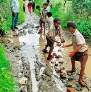 Shikan students themselves built the road | शिवणीच्या विद्यार्थ्यांनी स्वत:च बांधला रस्ता