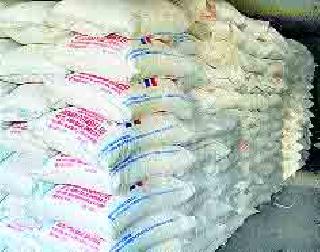 Three lakhs of fertilizers were seized | निवाणेत तीन लाखांची खते जप्त Three lakhs of fertilizers were seized | निवाणेत तीन लाखांची खते जप्त