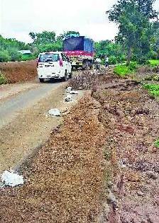 Due road due to rain | पावसामुळे खचला रस्ता Due road due to rain | पावसामुळे खचला रस्ता