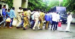 Cigarettes and widens to prisoners in District Hospital | जिल्हा रुग्णालयातकैद्यांना सिगारेट अन् विड्या Cigarettes and widens to prisoners in District Hospital | जिल्हा रुग्णालयातकैद्यांना सिगारेट अन् विड्या