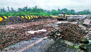 Road work on the bridge | पुलावरील रस्त्याचे काम सुरू Road work on the bridge | पुलावरील रस्त्याचे काम सुरू