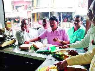 Plastic confiscation campaign by Satpur, CIDCO division of Municipal Corporation | महापालिकेच्या सातपूर, सिडको विभागातर्फे प्लास्टिक जप्ती मोहीम Plastic confiscation campaign by Satpur, CIDCO division of Municipal Corporation | महापालिकेच्या सातपूर, सिडको विभागातर्फे प्लास्टिक जप्ती मोहीम