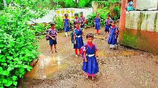 Sewage wastes in the entrance of the school | शाळेच्या प्रवेशद्वारातच साचते सांडपाणी Sewage wastes in the entrance of the school | शाळेच्या प्रवेशद्वारातच साचते सांडपाणी
