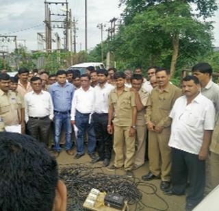 Action on 46 power thieves in Dhule | धुळ्यात ४६ वीज चोरांवर कारवाई