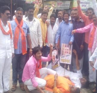 Sadh Sanghram activists arrested in the rocks and arrested them | खड्यात झोपून आंदोलन करणा-या शिवसंग्रामच्या कार्यकत्यांना अटक