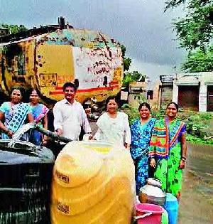 Water supply to four villages along with Waggaon tanker water supply | वाहेगावसह चार गावांत टँकरने पाणीपुरवठा Water supply to four villages along with Waggaon tanker water supply | वाहेगावसह चार गावांत टँकरने पाणीपुरवठा