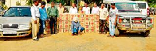 15 lakhs of alcohol including four-wheeler vehicles were caught | चारचाकी वाहनांसह १५ लाखांची दारू पकडली 15 lakhs of alcohol including four-wheeler vehicles were caught | चारचाकी वाहनांसह १५ लाखांची दारू पकडली