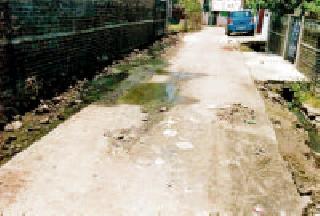 Water loopholes due to cement drain | सिमेंट नाल्याअभावी पाणी तुडूंब Water loopholes due to cement drain | सिमेंट नाल्याअभावी पाणी तुडूंब