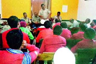 Porter to prevent crime | गुन्हे रोखण्यासाठी कुली सरसावले Porter to prevent crime | गुन्हे रोखण्यासाठी कुली सरसावले