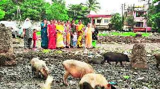 Vegetable market took place in the waste area | भाजीबाजार परिसर झाला कचऱ्याचे आगर Vegetable market took place in the waste area | भाजीबाजार परिसर झाला कचऱ्याचे आगर