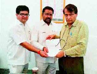 Chavan met the Railway Minister | चव्हाण यांनी घेतली रेल्वेमंत्र्यांची भेट Chavan met the Railway Minister | चव्हाण यांनी घेतली रेल्वेमंत्र्यांची भेट