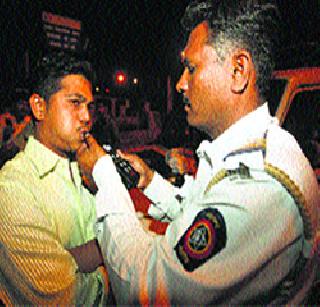 10 thousand for three people with alcoholic bikes | मद्यपी बाइकस्वारासह तिघांना १० हजारांचा दंड 10 thousand for three people with alcoholic bikes | मद्यपी बाइकस्वारासह तिघांना १० हजारांचा दंड