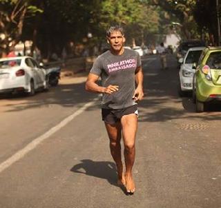 Milind Soman, 67 kms of barefoot in a day | मिलिंद सोमणची एका दिवसात 67 किलोमीटरची अनवाणी धाव