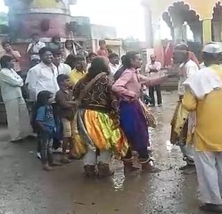 VIDEO: - Poturaj is to be brought out from the town of Potaraj! | VIDEO: - पोतराजांच्या गावात 'पोतराज' आणावे लागतात बाहेरून ! VIDEO: - Poturaj is to be brought out from the town of Potaraj! | VIDEO: - पोतराजांच्या गावात 'पोतराज' आणावे लागतात बाहेरून !