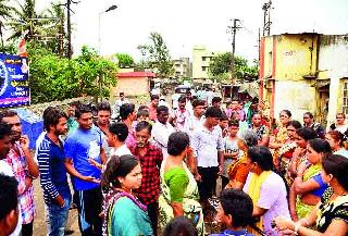 Fierce resentment among residents | रहिवाशांमध्ये तीव्र संताप Fierce resentment among residents | रहिवाशांमध्ये तीव्र संताप