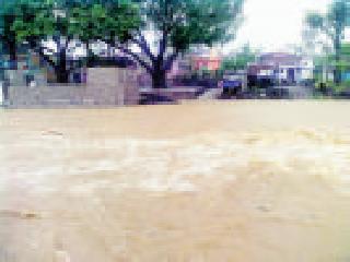 Anganwadi built in river bed | नदीपात्रात बांधली अंगणवाडी